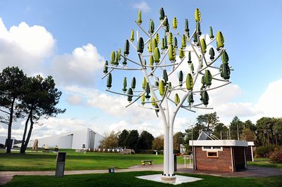 Искусственное дерево для ветровой энергии в центре города