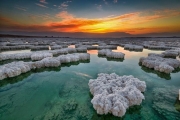 Китайское «мертвое море» стало радужным: видео с высоты