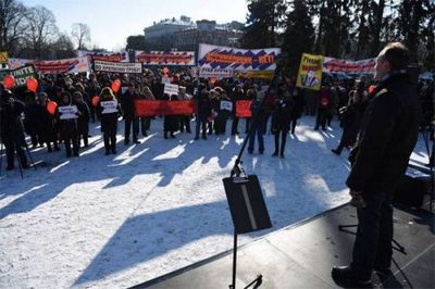 Массовый митинг в поддержку русских школ в латвии - «военные действия»