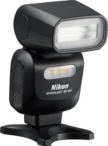 Портативная вспышка nikon speedlight sb-500 оборудована встроенной светодиодной лампой